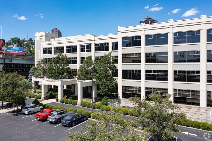 720 E Pete Rose Way, Cincinnati, OH à louer - Photo de l’immeuble – Image 3 sur 18