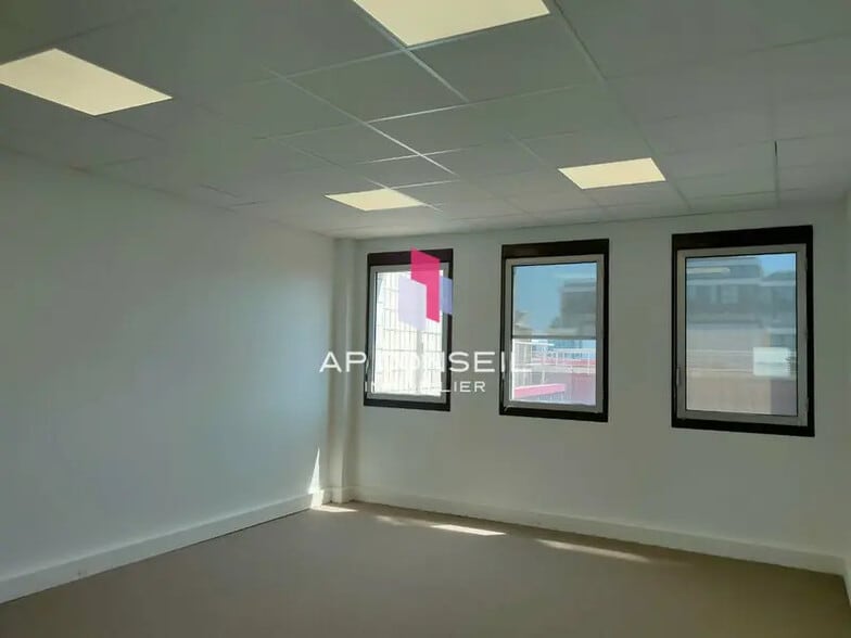 Bureau dans Montigny-le-Bretonneux à vendre - Photo intérieure – Image 2 sur 10