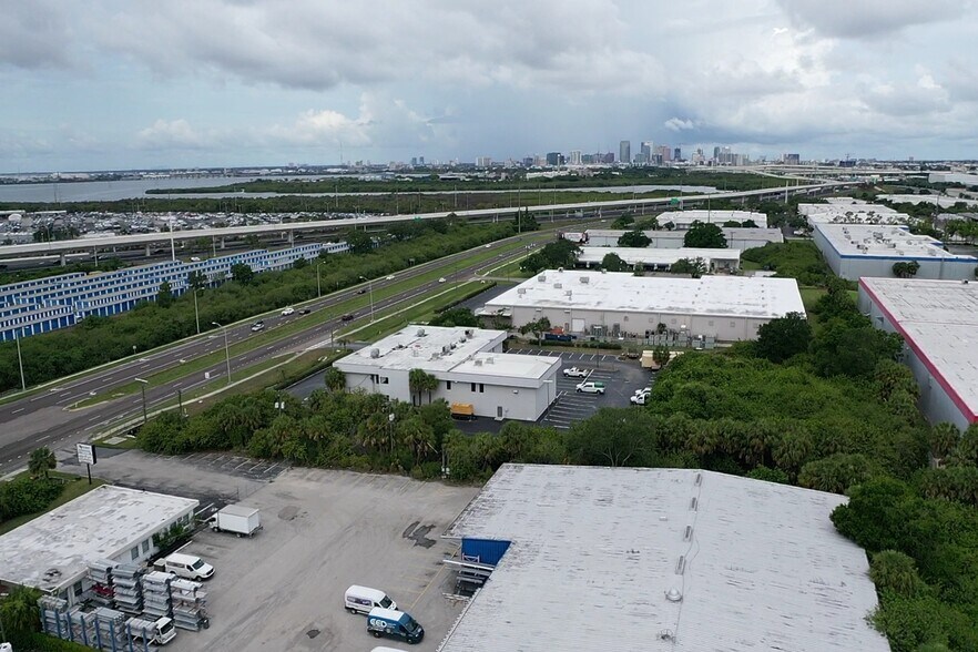 4750 E Adamo Dr, Tampa, FL à vendre - Photo de l’immeuble – Image 3 sur 10