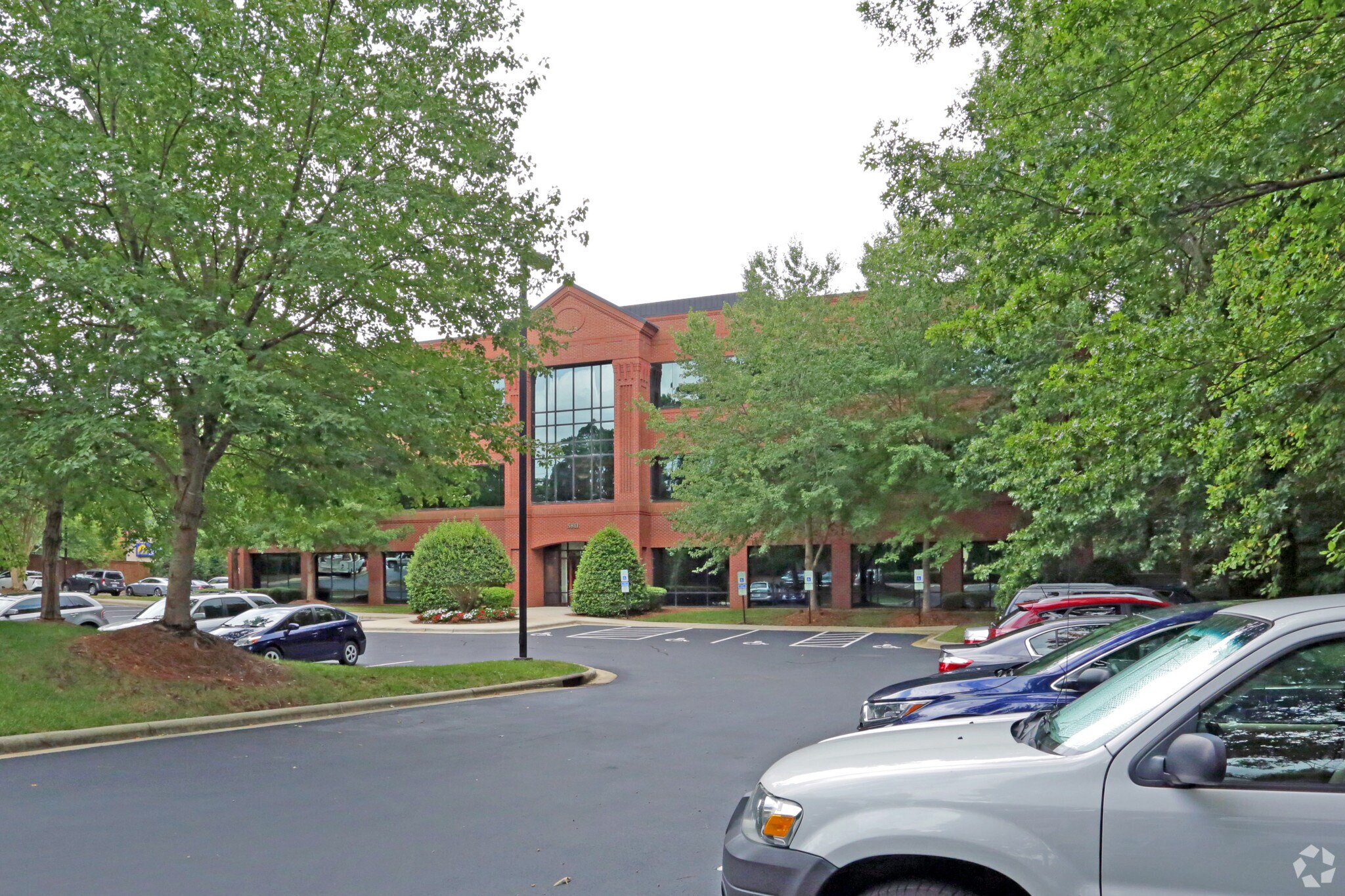 5811 Glenwood Ave, Raleigh, NC à louer Photo principale– Image 1 sur 5
