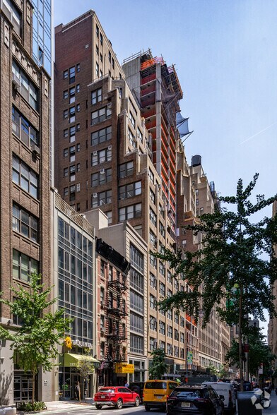 325 W 38th St, New York, NY à louer - Photo de l’immeuble – Image 3 sur 7