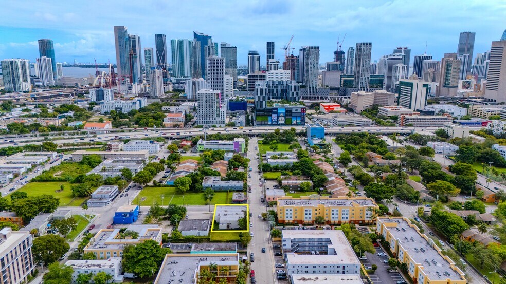 702 NW 5th Ave, Miami, FL à louer - Photo de l’immeuble – Image 3 sur 18