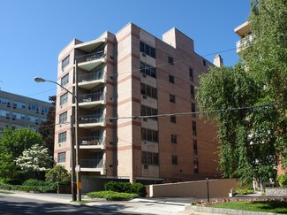Plus de détails pour 56 Doyer Ave, White Plains, NY - Logement à vendre