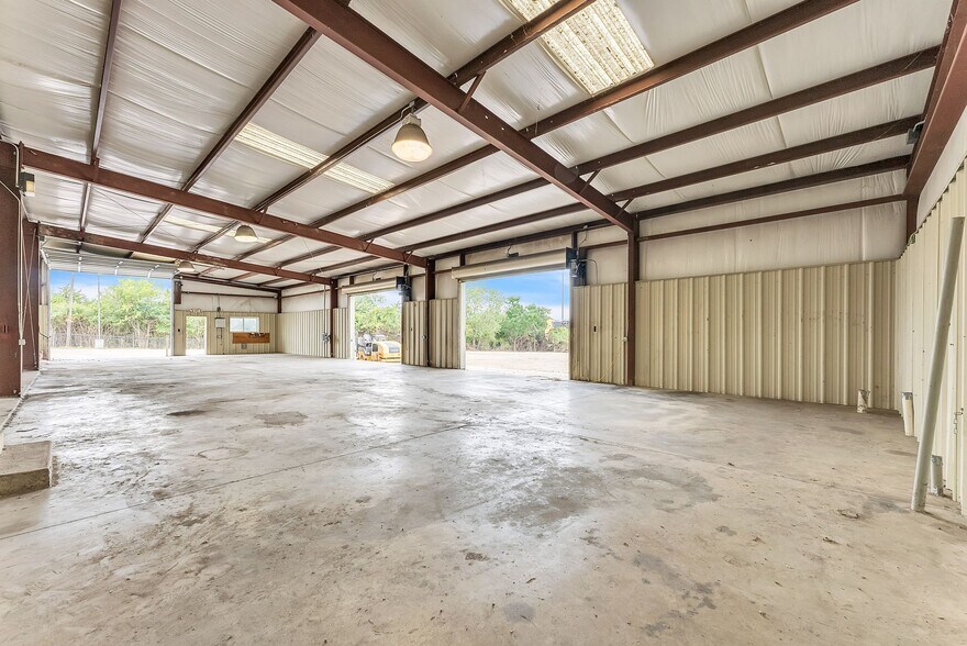 1329 E Wheatland Rd, Lancaster, TX à vendre - Photo intérieure – Image 2 sur 8