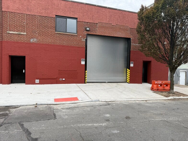 450 Timpson Pl, Bronx, NY à louer - Photo de l’immeuble – Image 1 sur 13