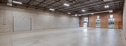 1273 N Service Rd E, Mississauga, ON à louer Photo intérieure– Image 2 sur 3