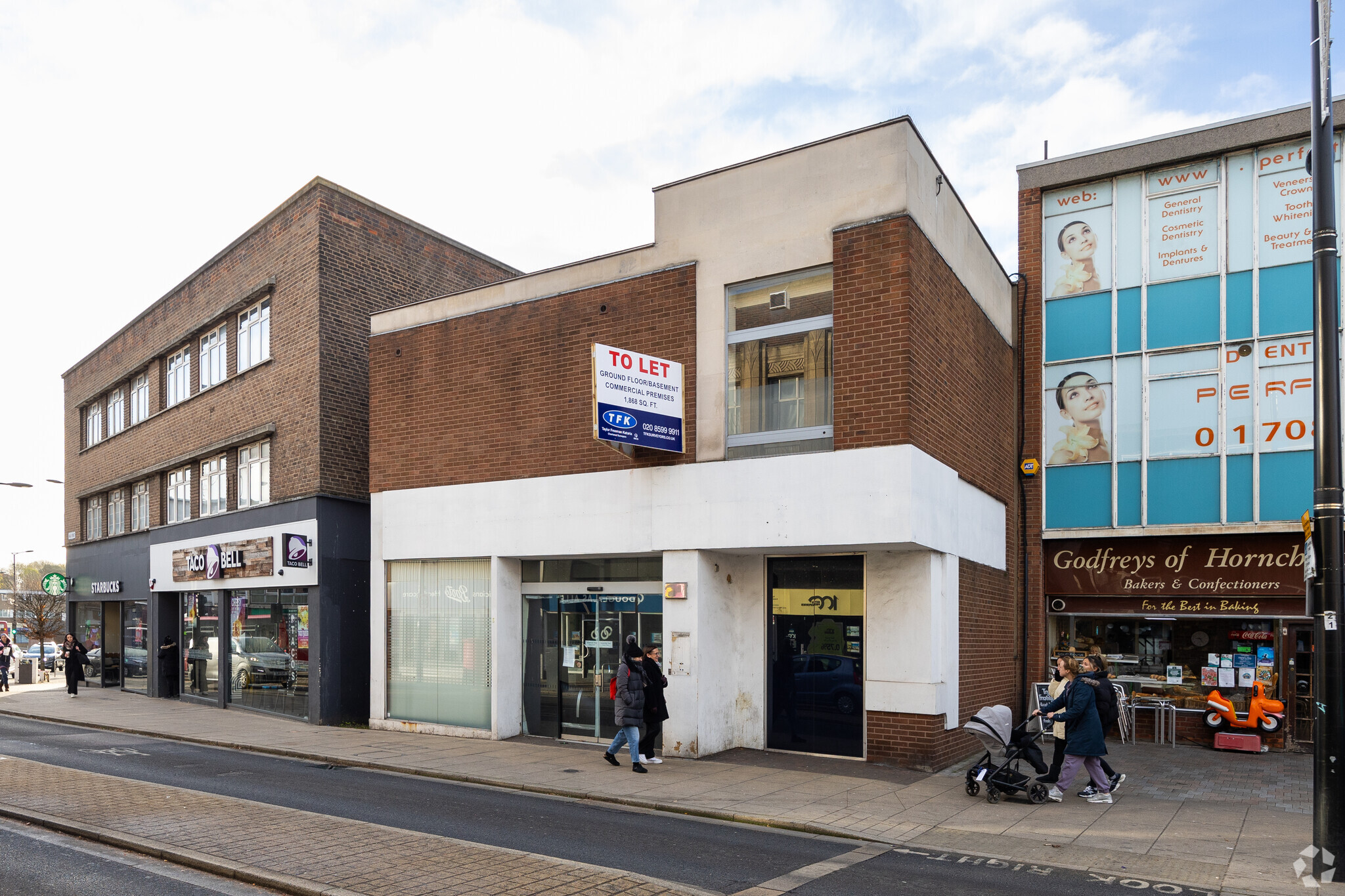 136 High St, Hornchurch à louer Photo principale– Image 1 sur 3