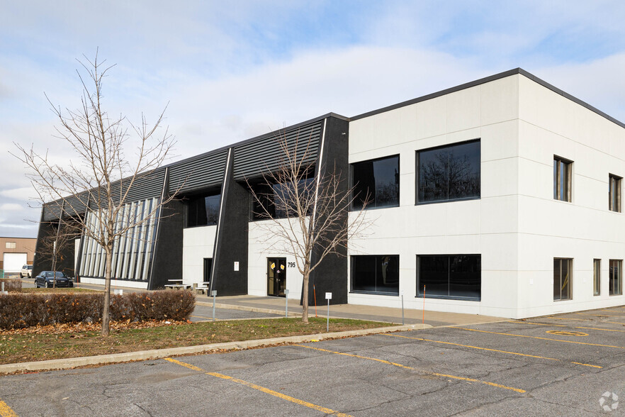 789-799 Jean-Paul-Vincent, Longueuil, QC à louer - Photo de l’immeuble – Image 1 sur 19