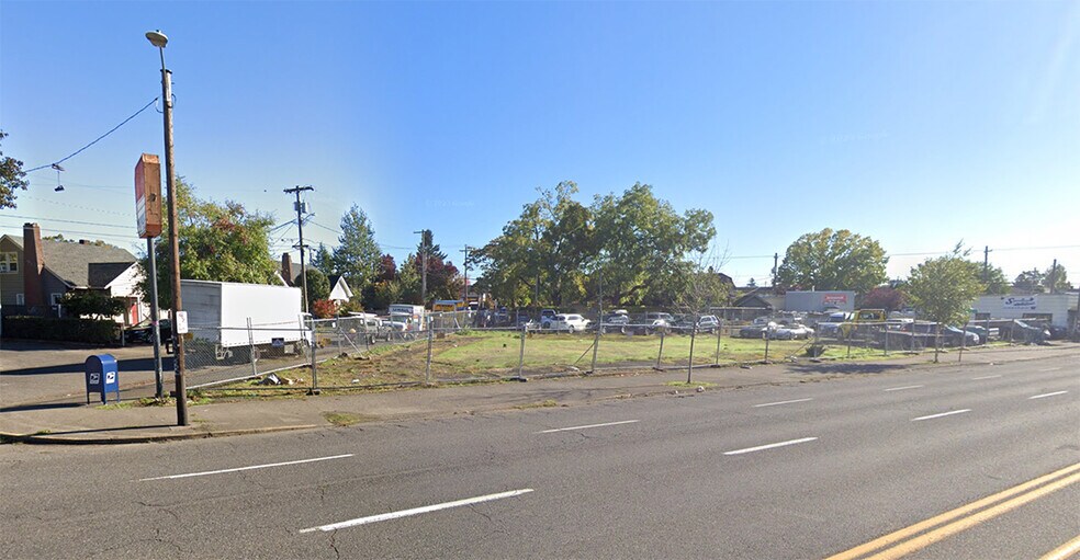 5045-5051 SE Foster Rd, Portland, OR à louer - Photo de l’immeuble – Image 2 sur 4