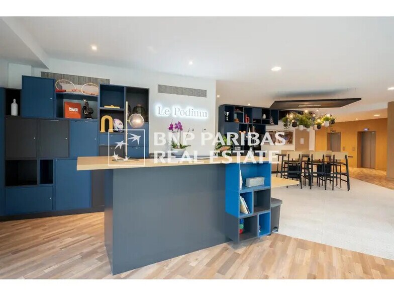 Bureau dans Saint-Denis à louer - Photo de l’immeuble – Image 2 sur 12
