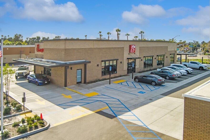 475 Hacienda Dr, Vista, CA à vendre - Photo de l’immeuble – Image 2 sur 2