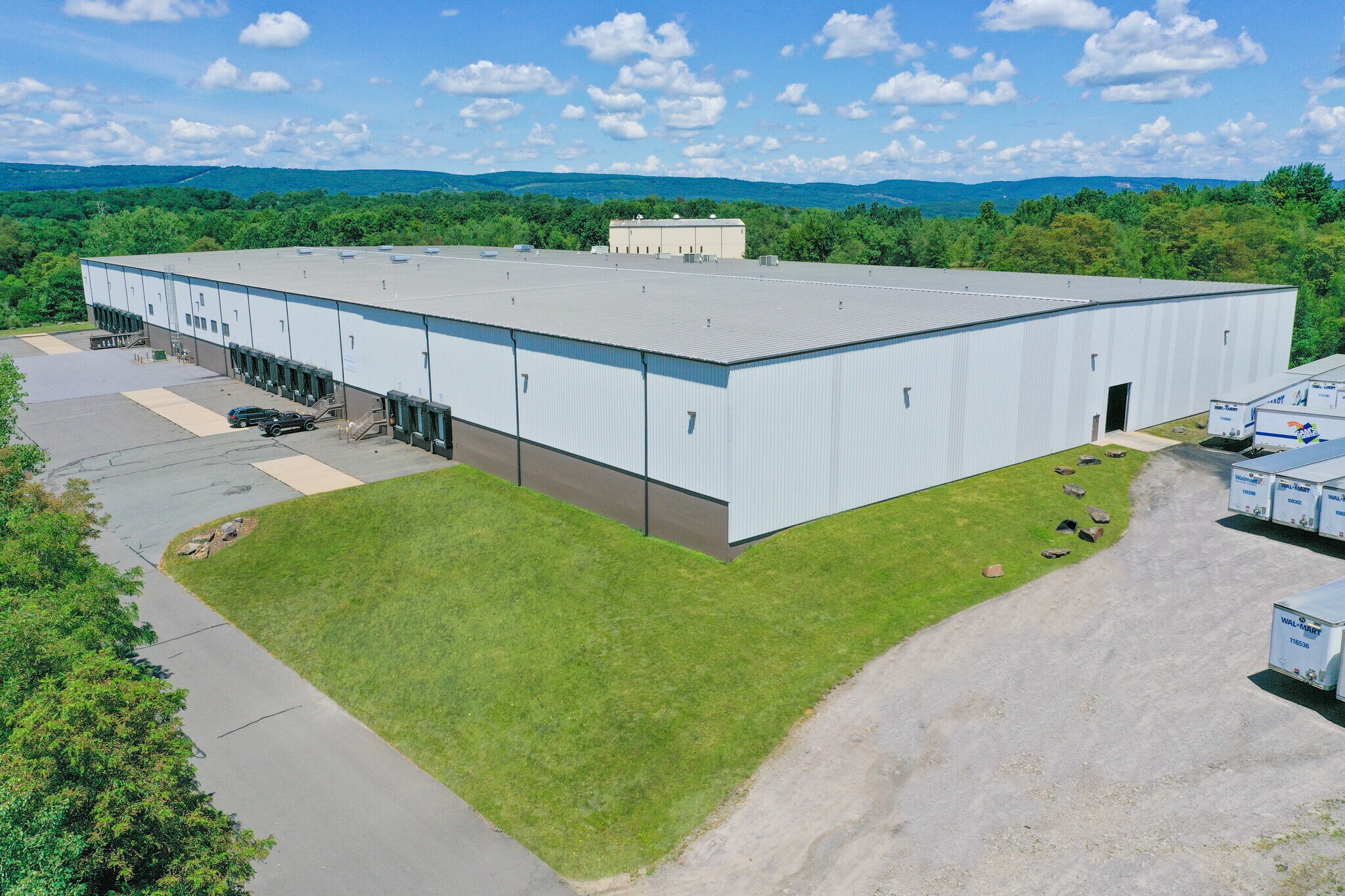 175 New Commerce Blvd, Wilkes Barre, PA à louer Photo de l’immeuble– Image 1 sur 4