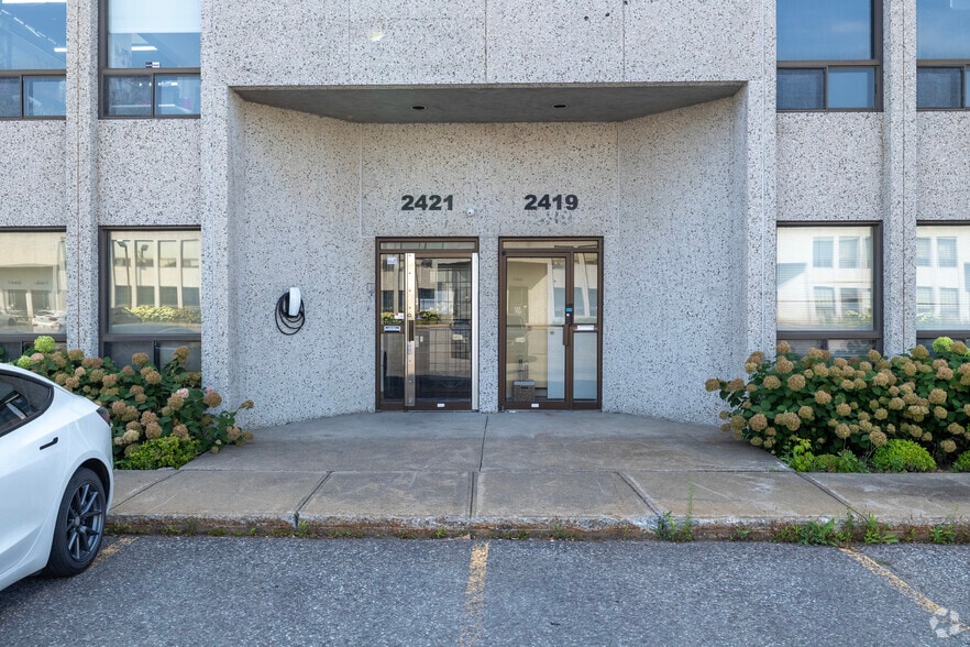 2401-2435 Rue Rue Guénette, Saint-Laurent, QC à vendre - Photo de l’immeuble – Image 3 sur 3