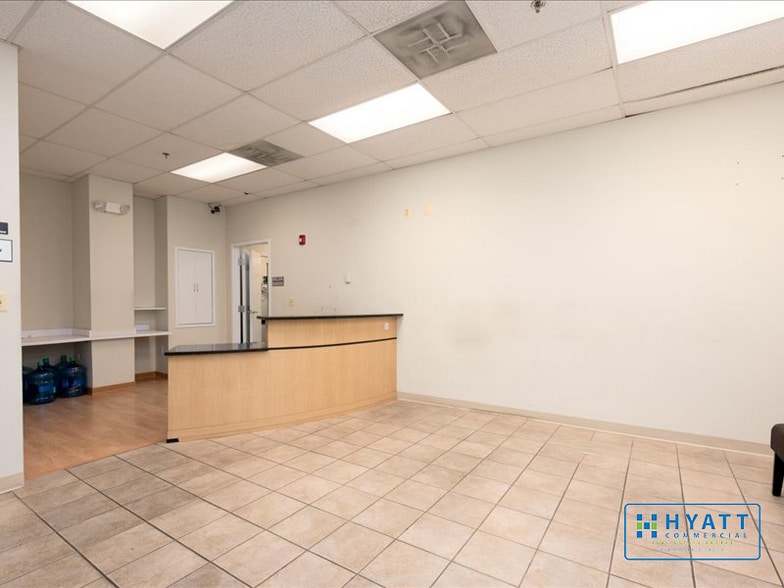 12200 Annapolis Rd, Glenn Dale, MD à vendre - Photo intérieure – Image 3 sur 9