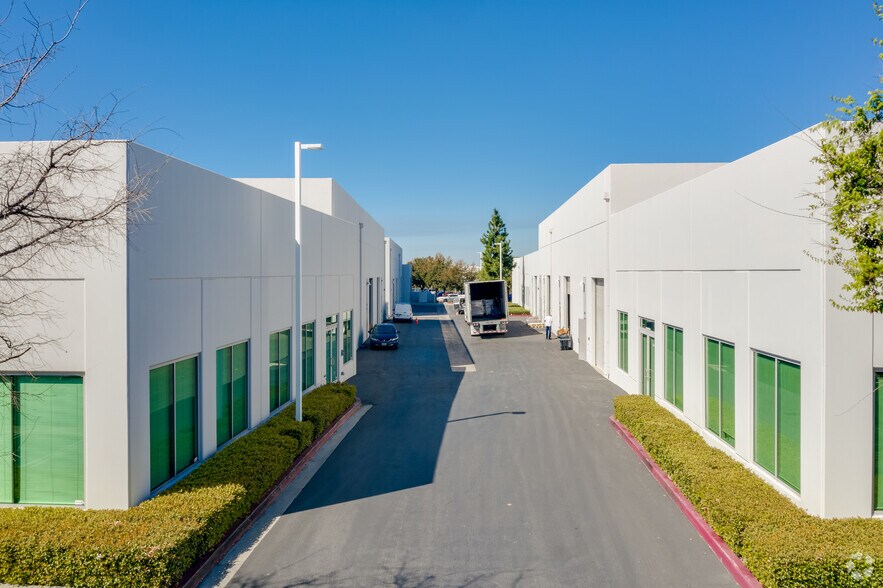 9661 Irvine Center Dr, Irvine, CA à louer - Photo de l’immeuble – Image 3 sur 27