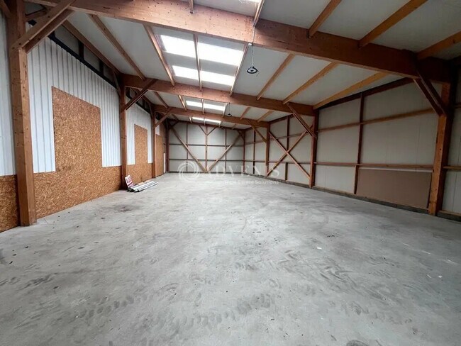 Plus de détails pour Local d'activités à louer