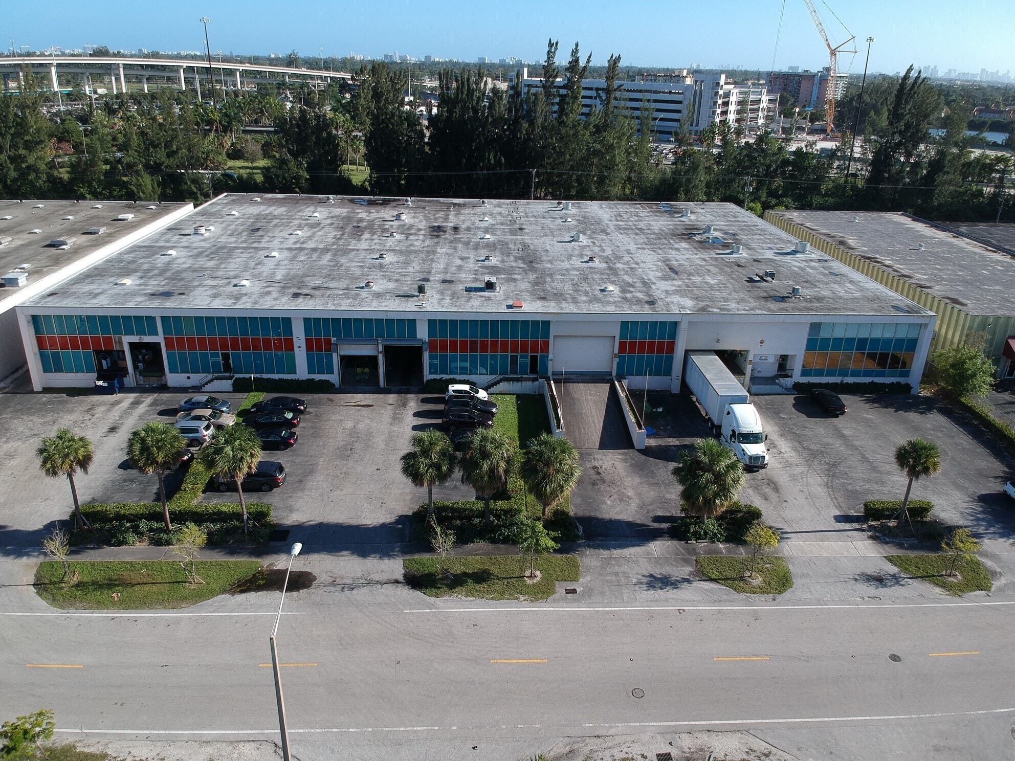 1098-1100 NW 159th Dr, Miami, FL à louer Photo de l’immeuble– Image 1 sur 3