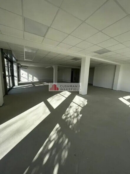 Bureau dans Caissargues à louer - Photo de l’immeuble – Image 2 sur 2