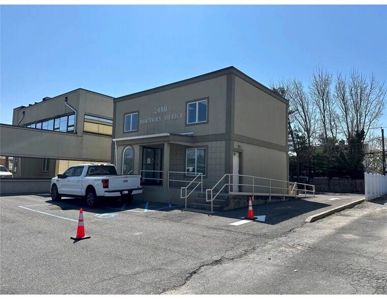 2400 Hempstead Tpke, East Meadow, NY à louer - Photo de l’immeuble – Image 1 sur 11