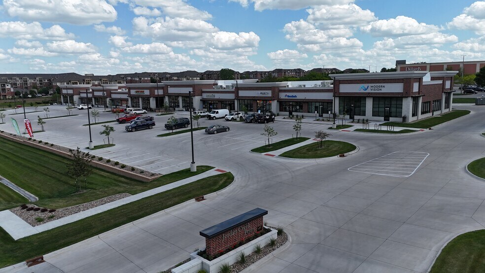 6840 & 6880 E.P. True PKWY, West Des Moines, IA à louer - Photo de l’immeuble – Image 2 sur 15