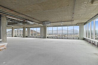 1700 Dickson Av, Kelowna, BC à louer Photo intérieure– Image 2 sur 8