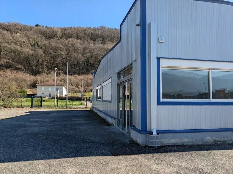 Bureau dans Crolles à louer - Photo de l’immeuble – Image 1 sur 9