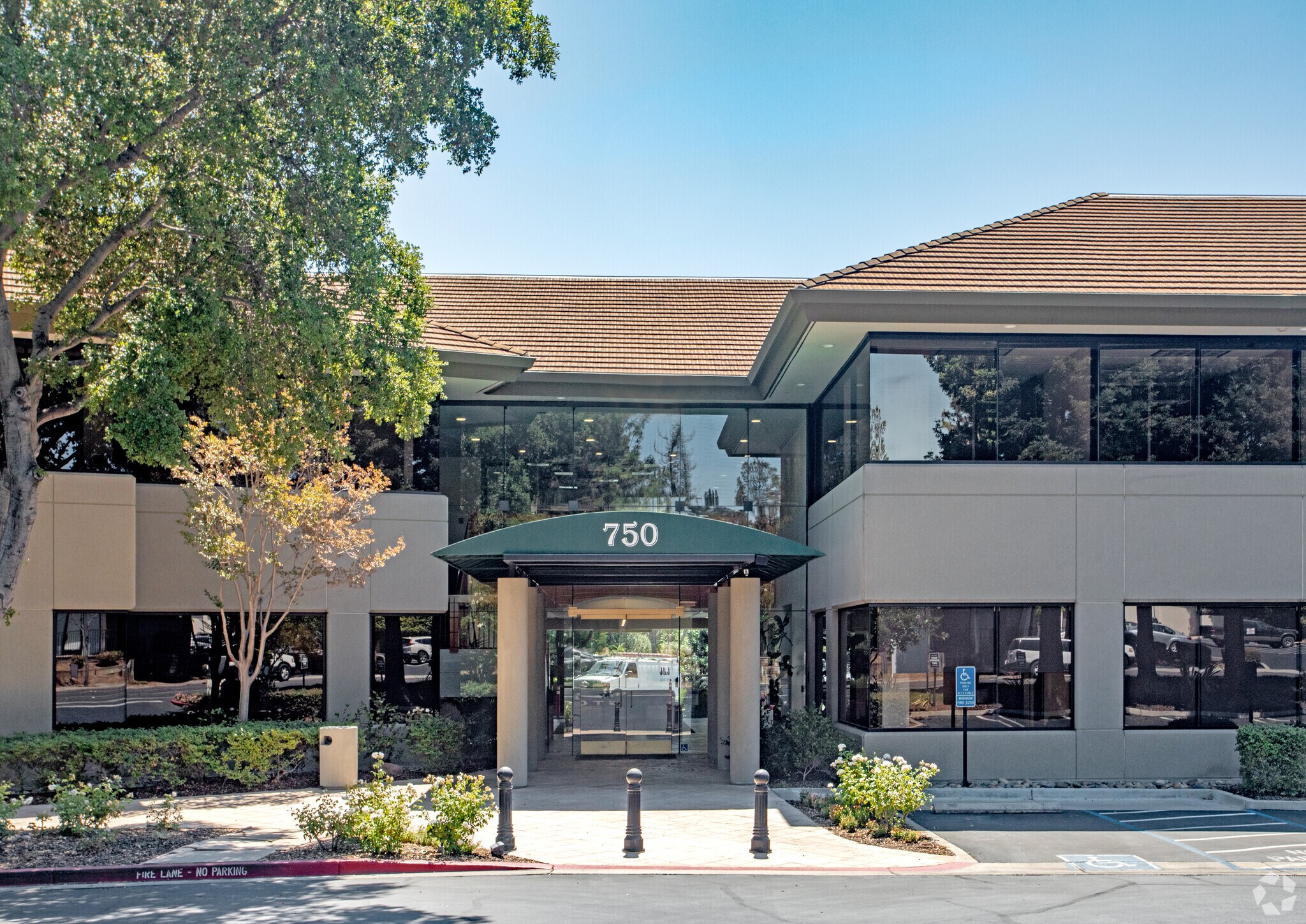 750 University Ave, Los Gatos, CA à louer Photo de l’immeuble– Image 1 sur 29