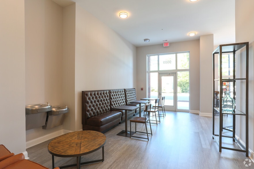 9009 Church St, Manassas, VA à louer - Photo intérieure – Image 3 sur 26