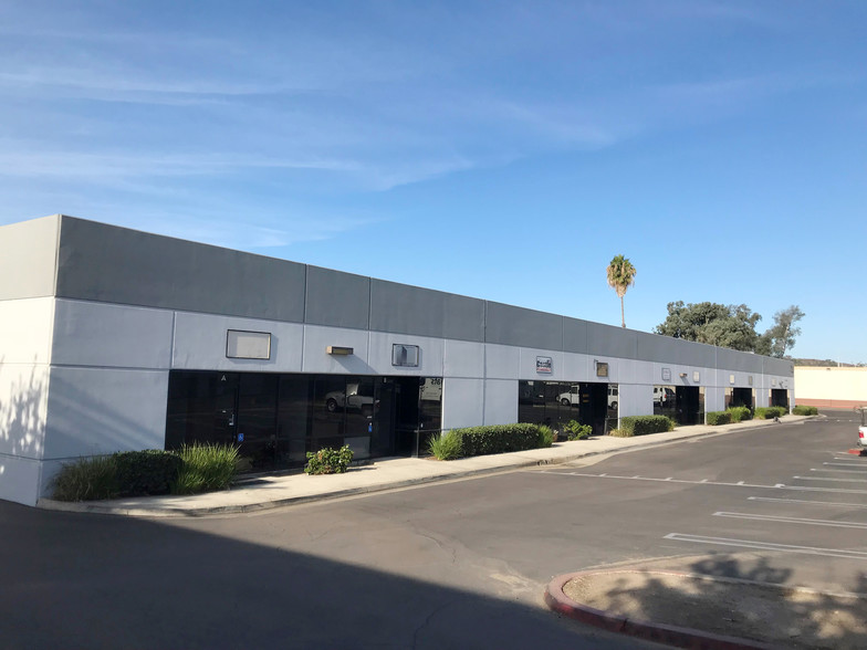 1291 Simpson Way, Escondido, CA à louer - Photo de l’immeuble – Image 2 sur 7