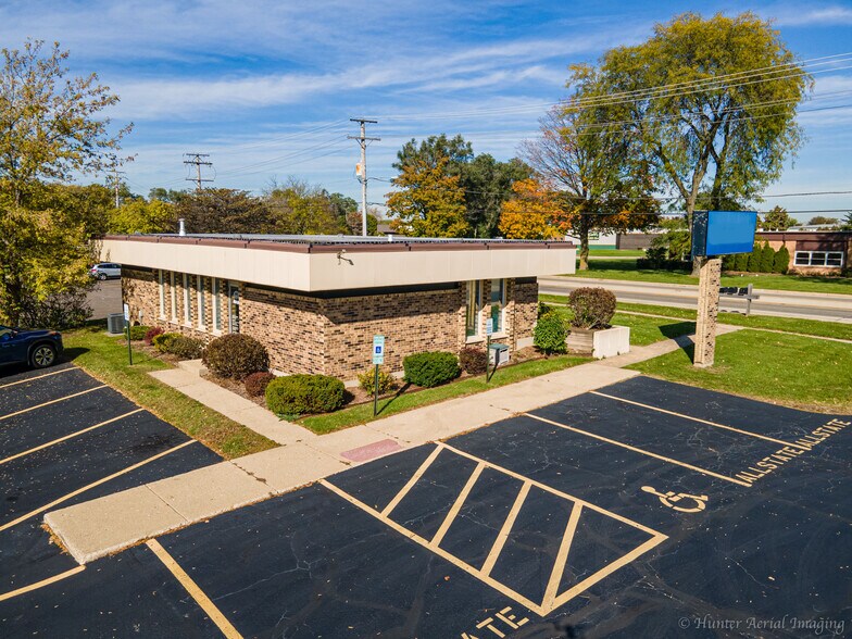10 Virginia Rd, Crystal Lake, IL à vendre - Photo de l’immeuble – Image 2 sur 18