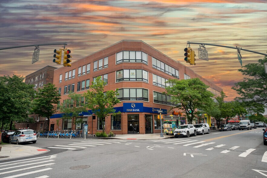 74-09 37th Ave, Jackson Heights, NY à louer - Photo de l’immeuble – Image 1 sur 24