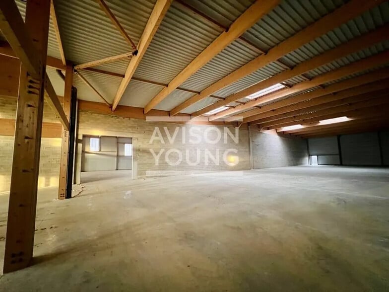 Local d’activités dans Puiseux-en-France à louer - Photo de l’immeuble – Image 2 sur 4