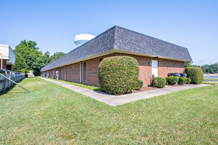 11300 Iron Bridge Rd, Chester, VA à louer - Photo de l’immeuble – Image 3 sur 21