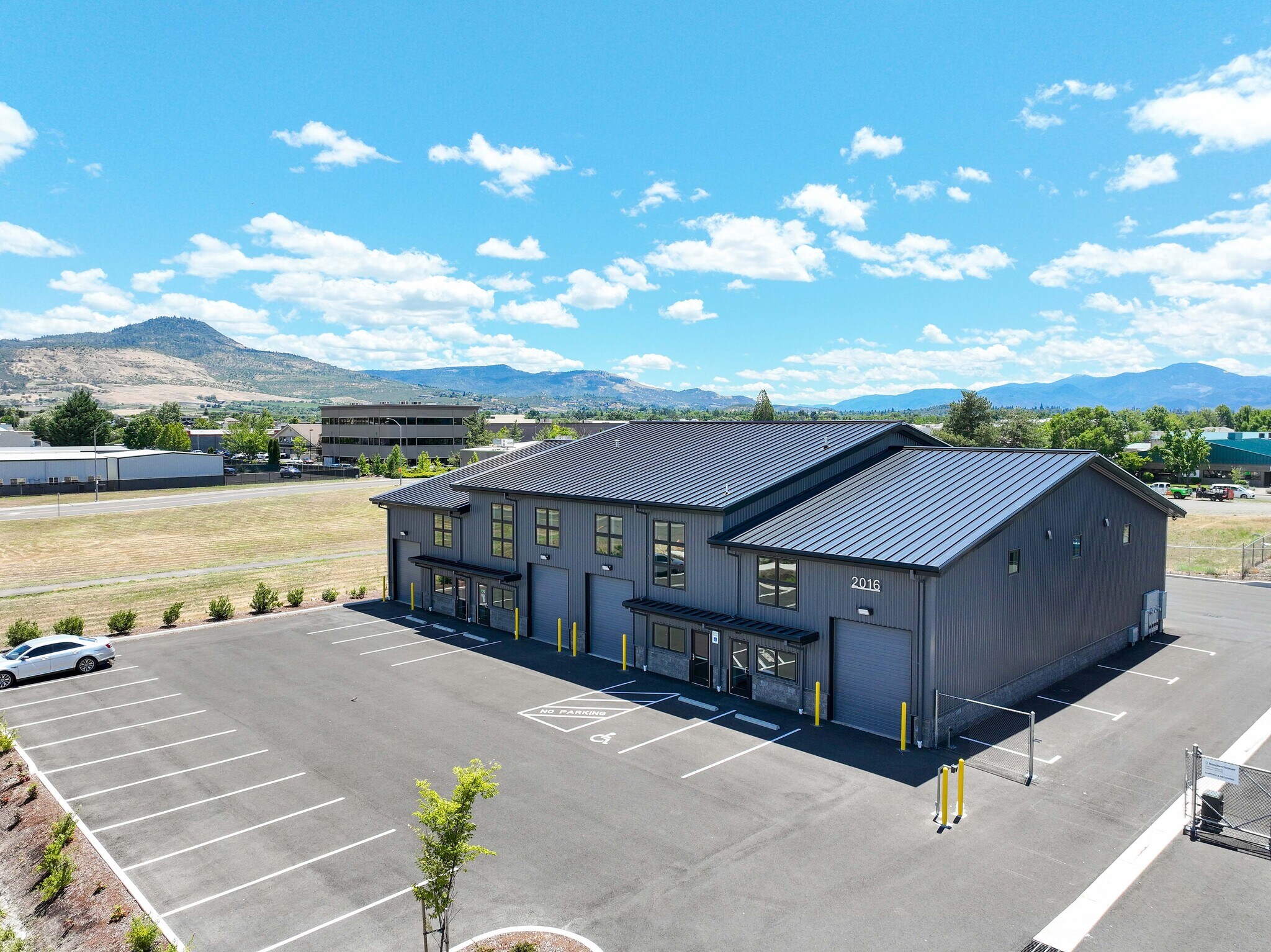 2016 Commerce, Medford, OR à louer Photo de l’immeuble– Image 1 sur 13