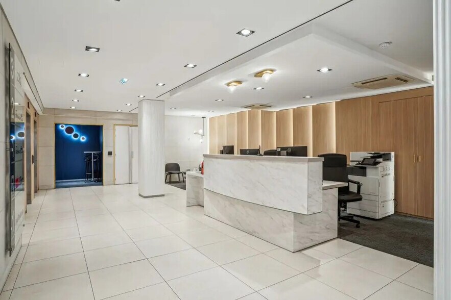 51 Rue Vivienne, Paris à louer - Photo de l’immeuble – Image 2 sur 9