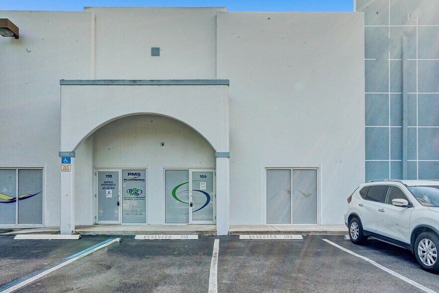 20861 Johnson St, Pembroke Pines, FL à vendre - Photo de l’immeuble – Image 3 sur 12