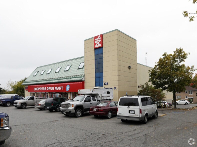 128 Penetang St, Barrie, ON à louer - Photo de l’immeuble – Image 2 sur 5