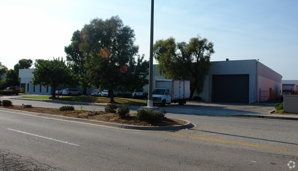 1145 W Walnut St, Compton, CA à louer - Photo de l’immeuble – Image 3 sur 5