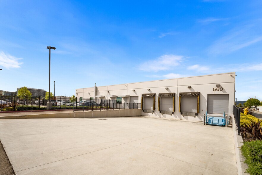 560 Eccles Ave, South San Francisco, CA à vendre - Photo de l’immeuble – Image 3 sur 45