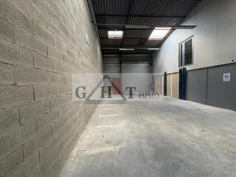 Industriel/Logistique dans Vaux-le-Pénil à louer - Photo de l’immeuble – Image 1 sur 12