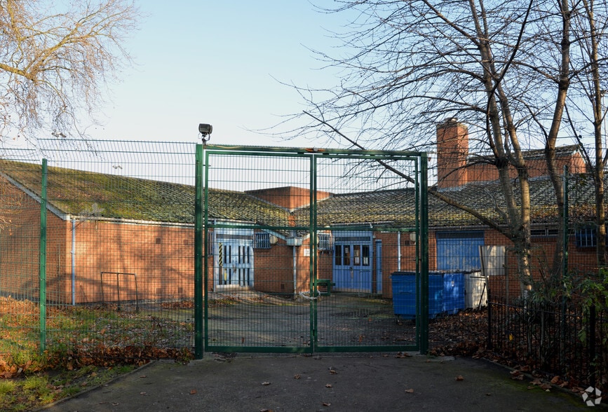 The Mayphil industrial Area portefeuille de 5 biens à vendre sur LoopNet.fr - Photo principale – Image 2 sur 4