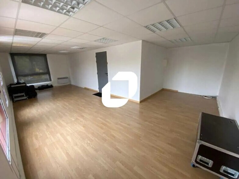 Bureau dans Étréchy à louer - Photo de l’immeuble – Image 2 sur 2
