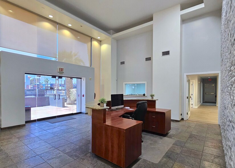 522 E Twain Ave, Las Vegas, NV à vendre - Photo intérieure – Image 2 sur 6
