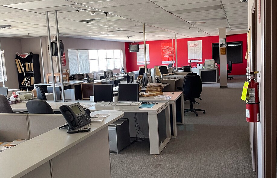 1700 Church Av, Winnipeg, MB à louer - Photo de l’immeuble – Image 3 sur 21
