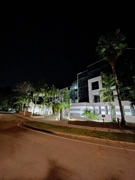 2937 SW 27th Ave, Coconut Grove, FL à louer - Photo de l’immeuble – Image 2 sur 4