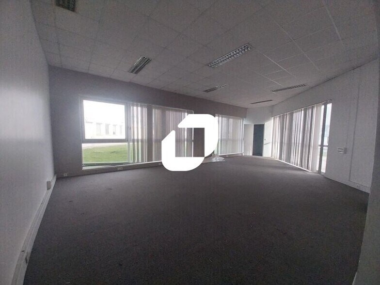 Bureau dans Les Essarts-le-Roi à louer - Photo intérieure – Image 1 sur 9