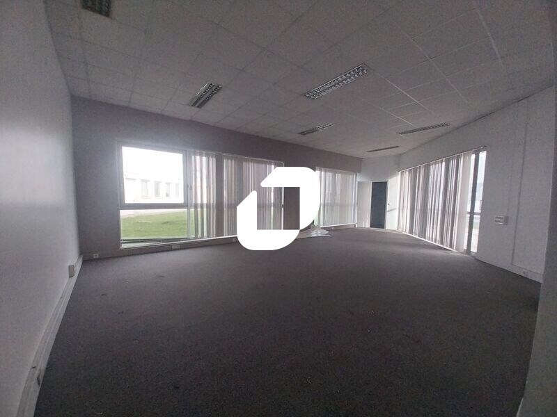 Bureau dans Les Essarts-le-Roi à louer Photo intérieure– Image 1 sur 10