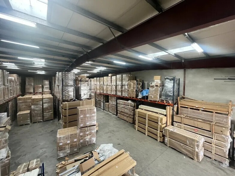 Local d’activités dans Chassieu à louer - Photo de l’immeuble – Image 2 sur 5