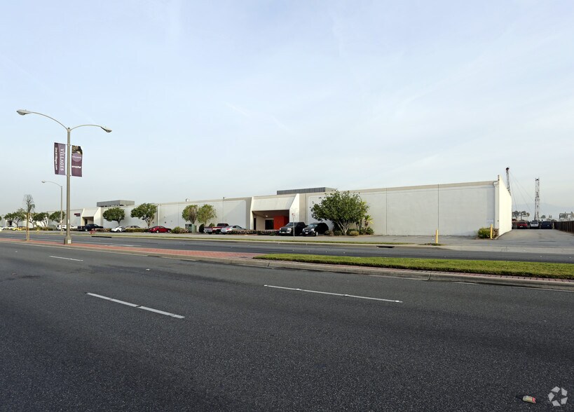 12345-12405 Telegraph Rd, Santa Fe Springs, CA à louer - Photo de l’immeuble – Image 2 sur 4