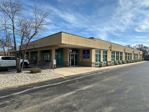 8207 22nd Ave, Kenosha, WI à louer Photo de l’immeuble– Image 1 sur 5